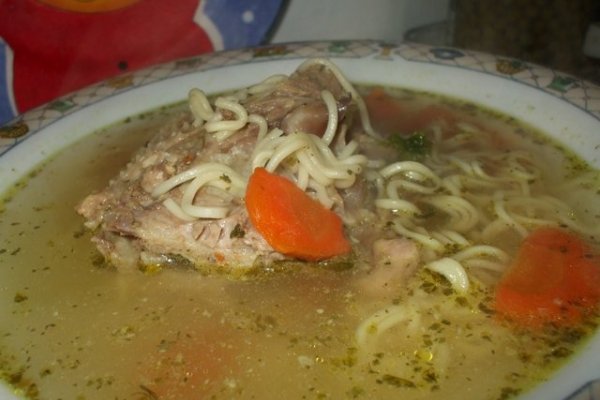 Supa de spate de curcan cu morcovi caliti si taitei de casa