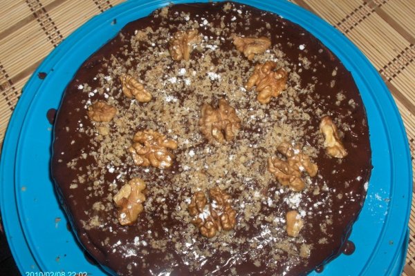 Tort de ciocolata cu nuci si stafide