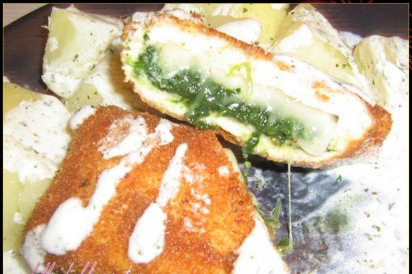 Pachetele din piept de pui cu spanac si sos de iaurt