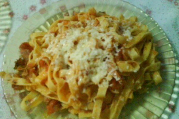 Taietei de casa cu sos de rosii