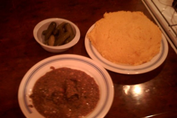 Mamaliga cu caltabos, carnat si costita de porc