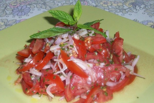 Salata de rosii cu ceapa rosie si menta(specific arab)