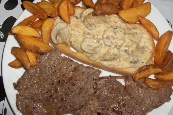 ´´Bife flambe´´ cu sos de ciuperci