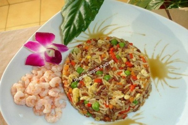 Orez rosu si alb cu legume si creveti