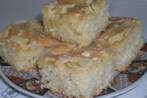 Prajitura din aluat dospit,cu fulgi de migdale