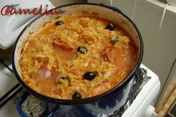 Varza acra cu afumatura si masline negre