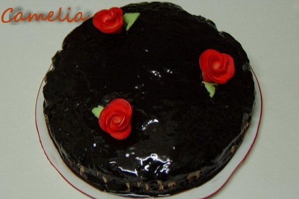 Tort cu mousse si glazura de cacao