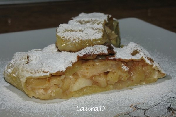 Strudel cu mere, migdale si stafide