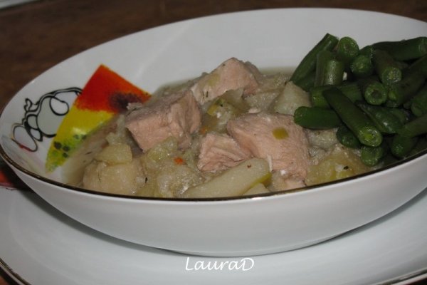 Piept de pui la cratita cu legume si vin alb