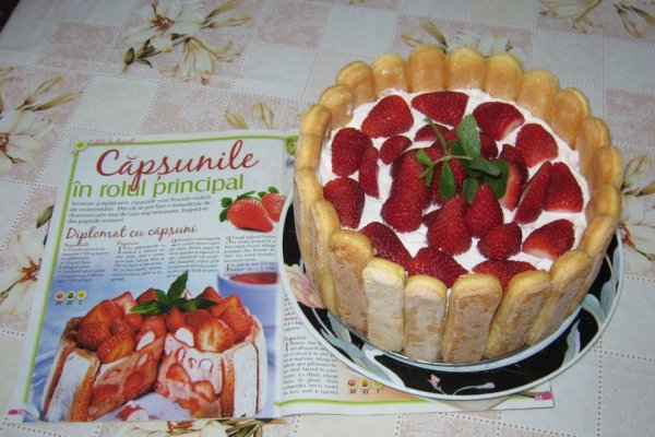 Tort diplomat cu capsuni