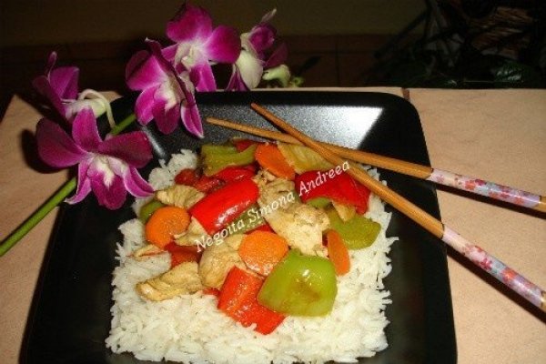 Pui cu legume pe pat de orez