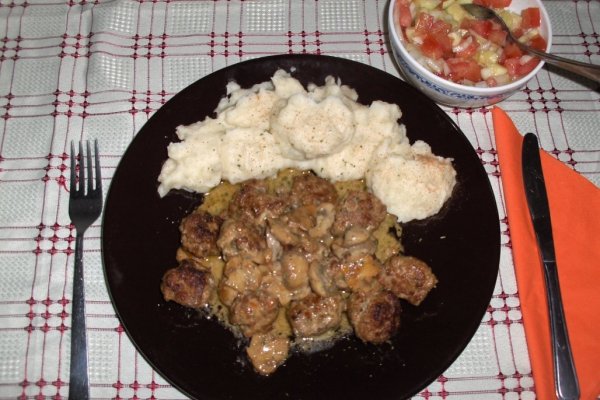 Chiftele cu sos de ciuperci(Almondegas com cogumelos)