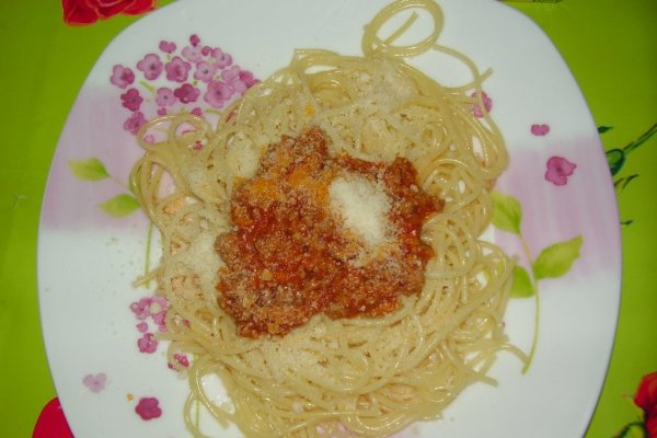Spaghetti cu sos "ragu"