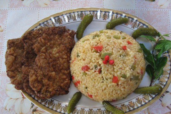 Pilaf cu burgul picant “ Sebzeli Bulgur”cu snitele din carne de vita-specific turcesc