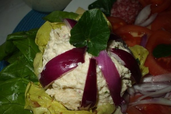 Aperitiv cu branza si oua in cosulete de salata verde