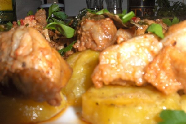 Carne marinata cu cartofi dulci la cuptor si mujdei de usturoi cu smantana