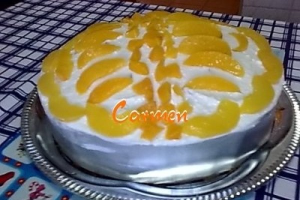 Tort cu crema de iaurt si piersici