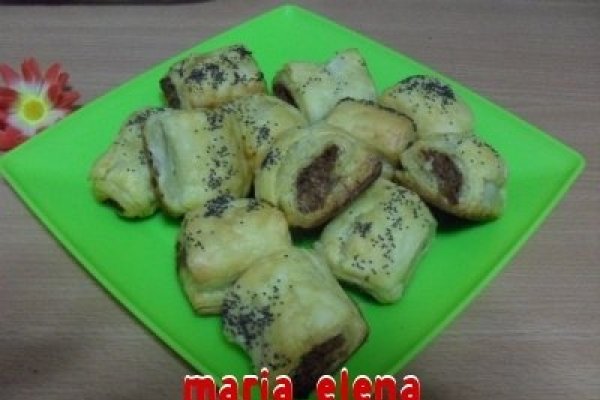 Rulouri din aluat foitaj, umplute, pentru vin sau bere