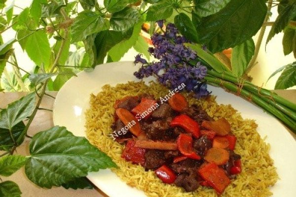 Vita picanta cu vin rosu si garnitura de orez curry