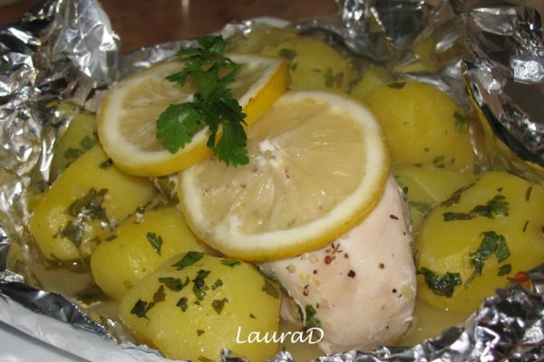 Pachetele cu pui cu lamaie si cartofi noi cu patrunjel si unt