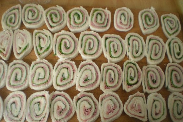 Rulouri cu sunca si salata verde