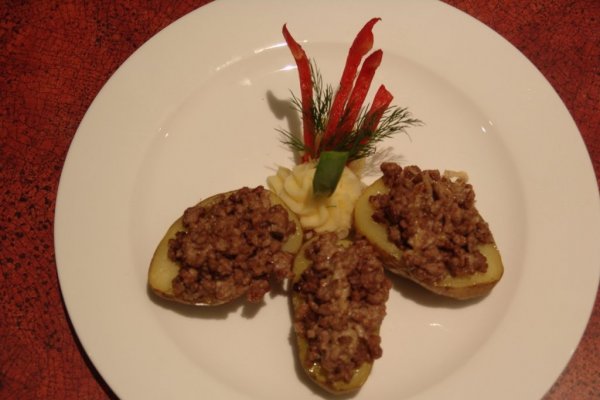 Cartofi umpluti cu carne a la Tiberius
