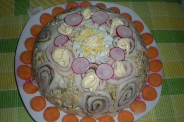 Salata rusa cu ton si rulada cu sunca