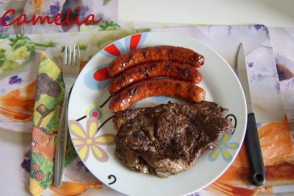 Ceafa de porc cu carnati la gratar