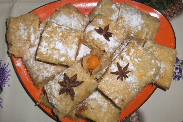 Placinta simpla cu umplutura de urda cremoasa