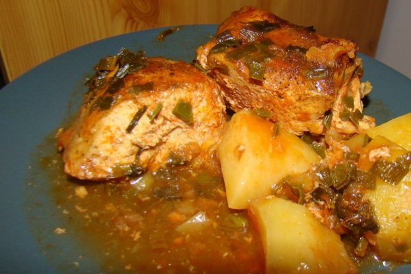 Pui cu cartofi si sos la cuptor