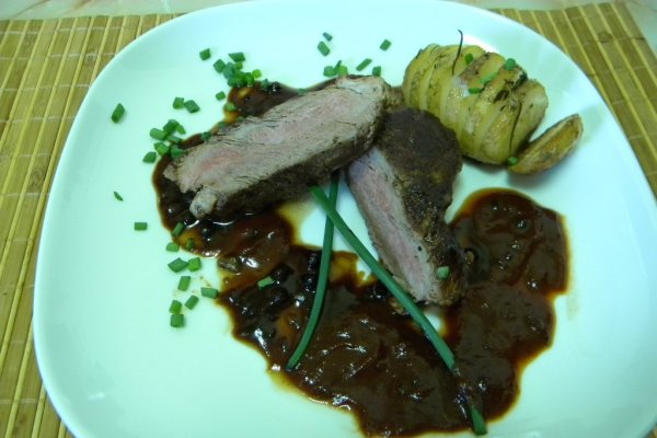 Muschi de vita cu sos de rosii si rodie