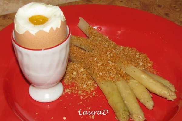 Sparanghel alb cu topping crocant si ou moale