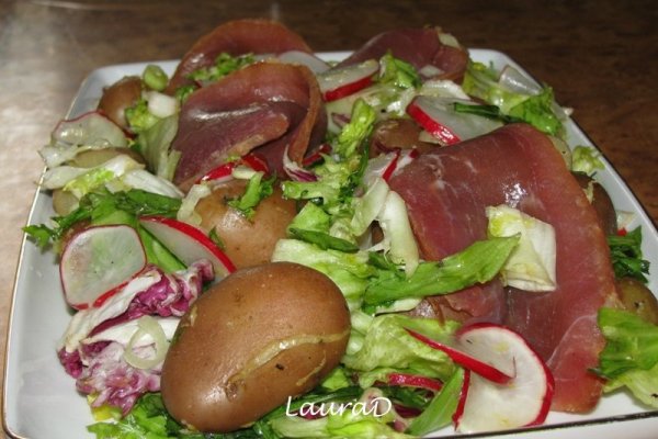 Salata de verdeturi, cartofi noi si prosciutto