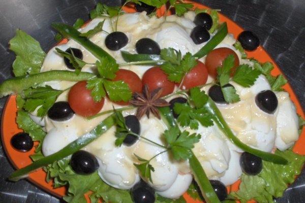 Oua umplute cu pateu de pasare si maioneza de usturoi