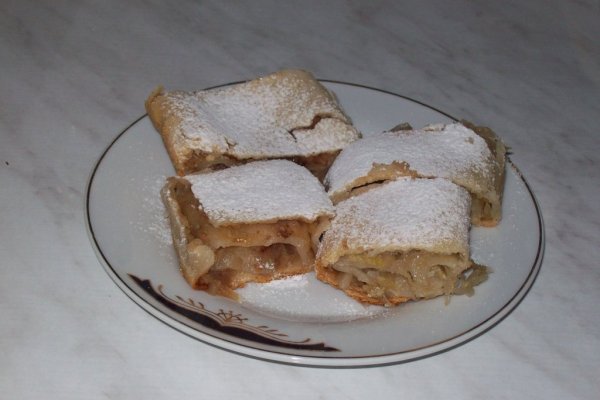 Placinta cu foi subtiri si mere sau varza