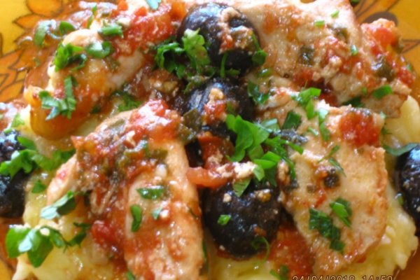 Piept de pui in sos de rosii cu masline