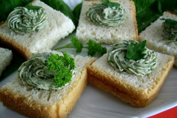 Tartine cu unt aromat