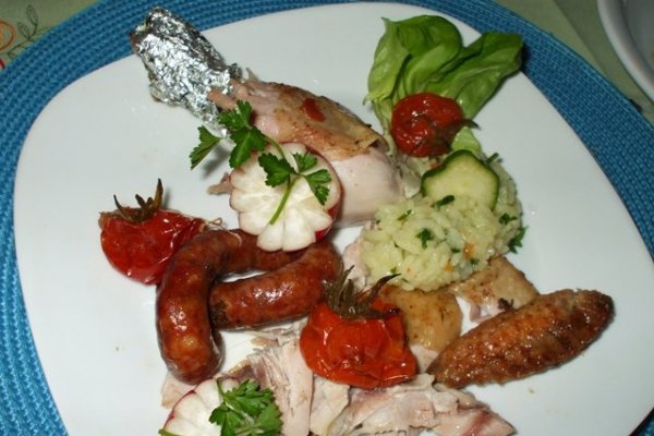 Pui la cuptor cu carnati si rosii