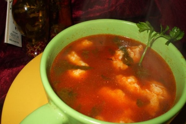 Supa de rosii cu verdeturi si zdrente de ou