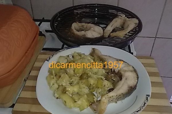 Crap la gratar cu cartofi copti si cascaval ras