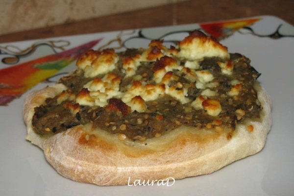 Pizza cu vinete, menta si telemea de bivolita