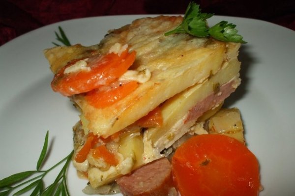 Cartofi cu carnati la cuptor