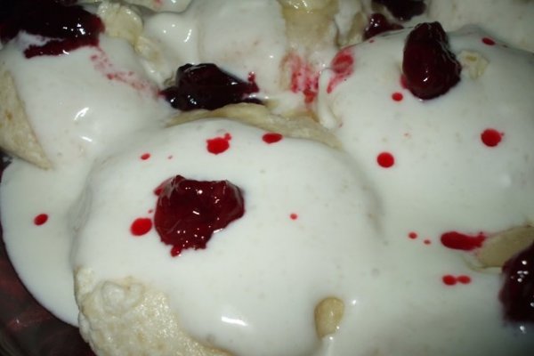 Papanasi fierti cu smantana si dulceata