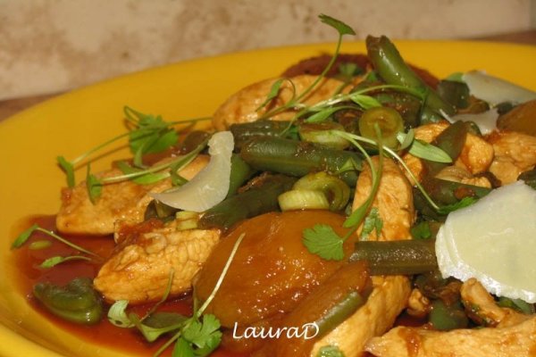 Salata de pui cu caise si pastai verzi