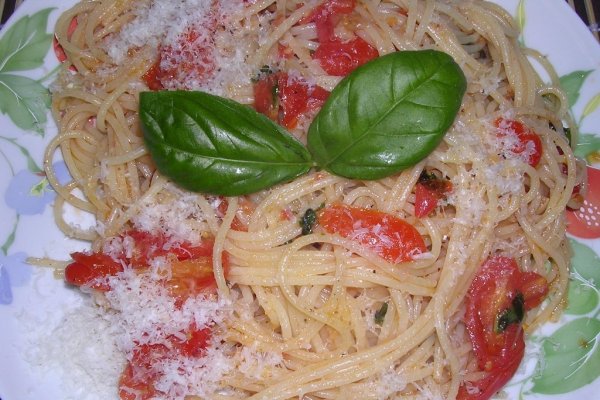 Spaghete cu rosii si busuioc