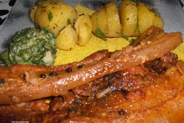 Fripturã din piept de porc picant cu cartofi Hasselback