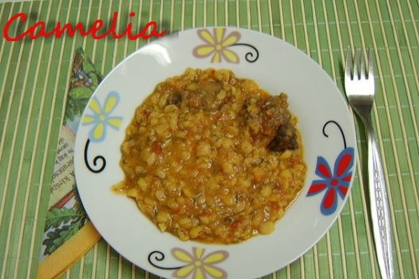 Mancare de mazare galbena uscata cu carne de porc