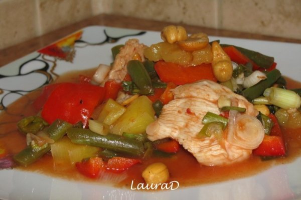 Pui dulce-acrisor cu legume si ananas