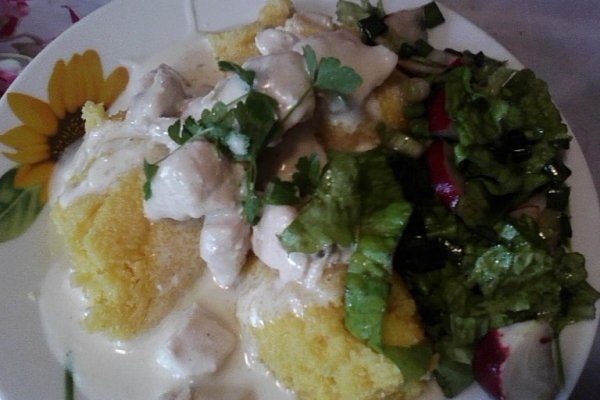 Piept de pui in sos de smantana cu mamaliguta