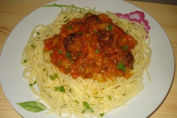 Spaghete cu chiftelute in sos picant